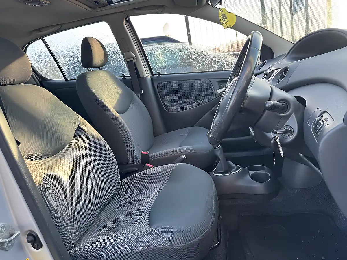 Used 2004 Toyota Yaris T Spirit Silver - Interior and Exterior details 9