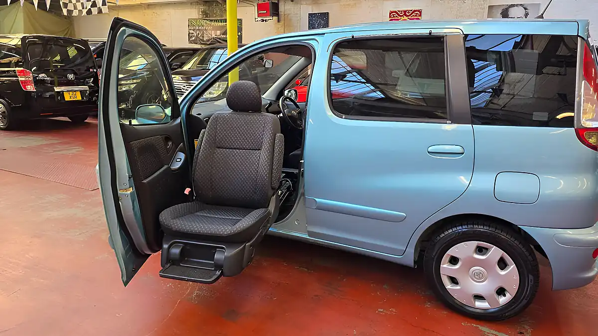 Used 2004 Toyota Yaris Verso Mobility Access Auto Lift Chair Green - Front View