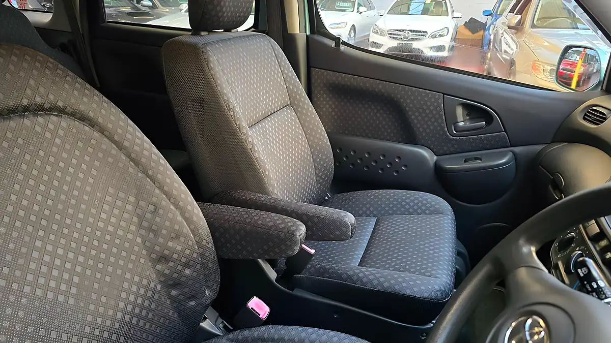 Used 2004 Toyota Yaris Verso Mobility Access Auto Lift Chair Green - Interior and Exterior details 11