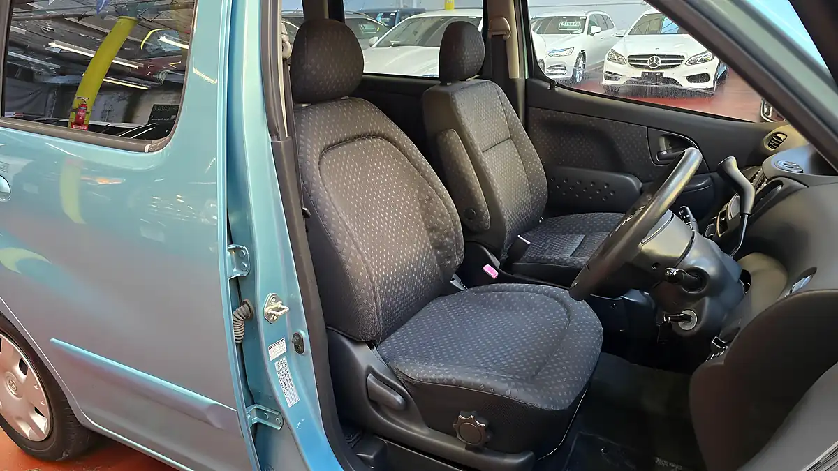 Used 2004 Toyota Yaris Verso Mobility Access Auto Lift Chair Green - Interior and Exterior details 6