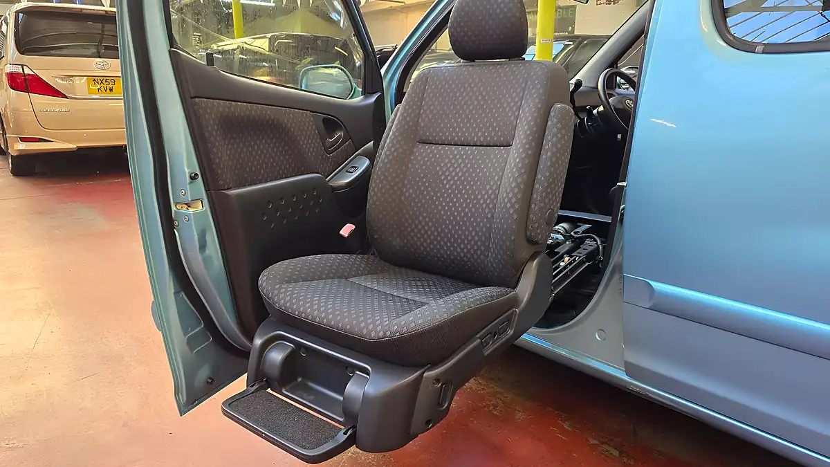 Used 2004 Toyota Yaris Verso Mobility Access Auto Lift Chair Green - Interior and Exterior details 9