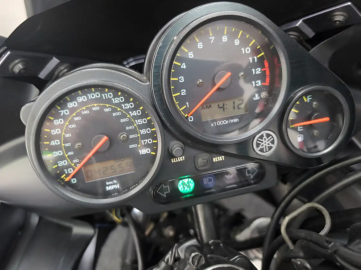 Used 2004 Yamaha Fzs 1000 Silver - Interior and Exterior details 10