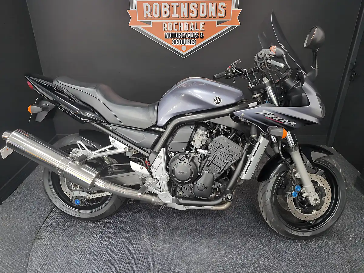 Used 2004 Yamaha Fzs 1000 Silver - Interior and Exterior details 2