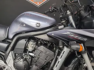 Used 2004 Yamaha Fzs 1000 Silver - Interior and Exterior details 3