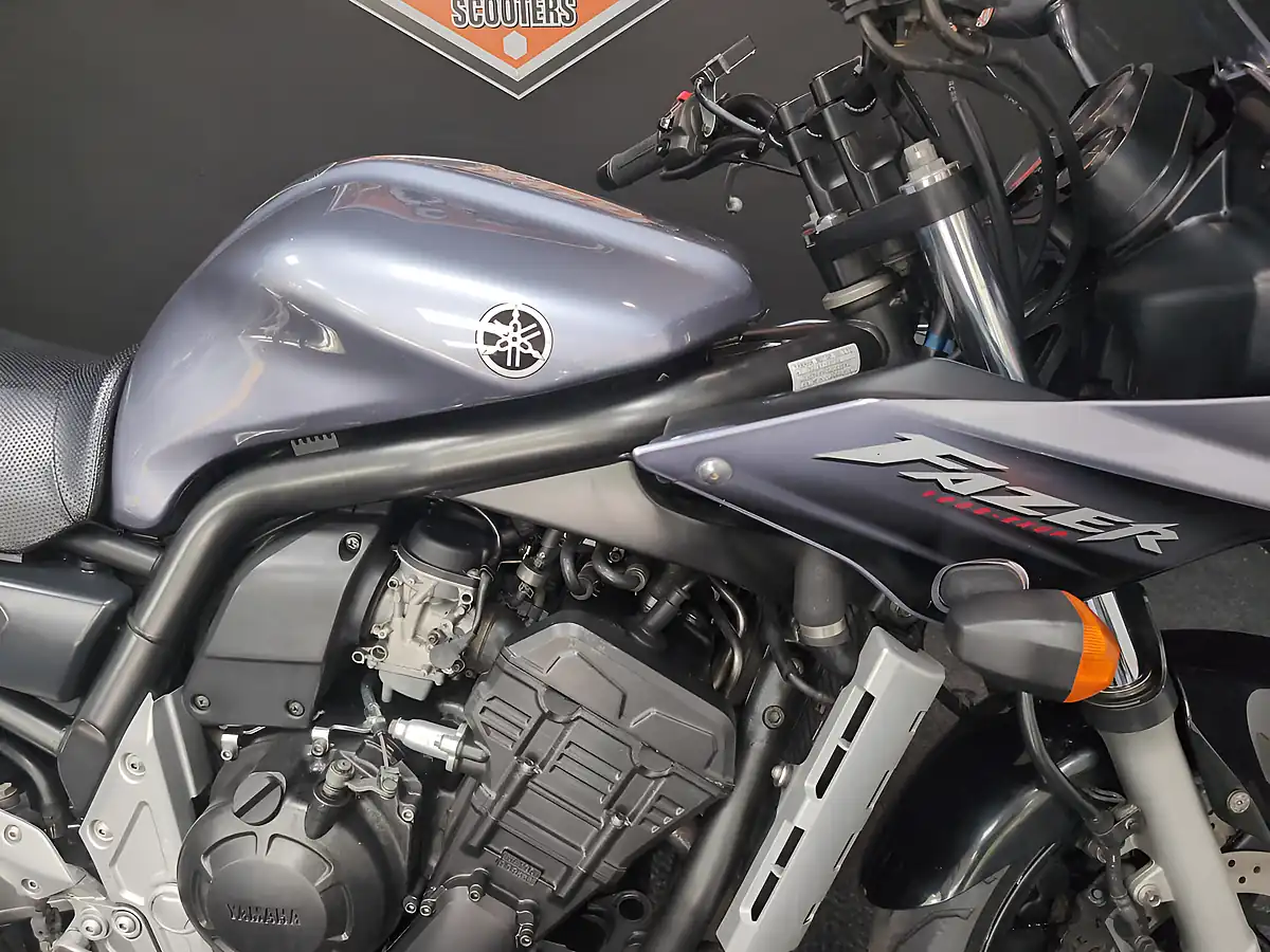 Used 2004 Yamaha Fzs 1000 Silver - Interior and Exterior details 3