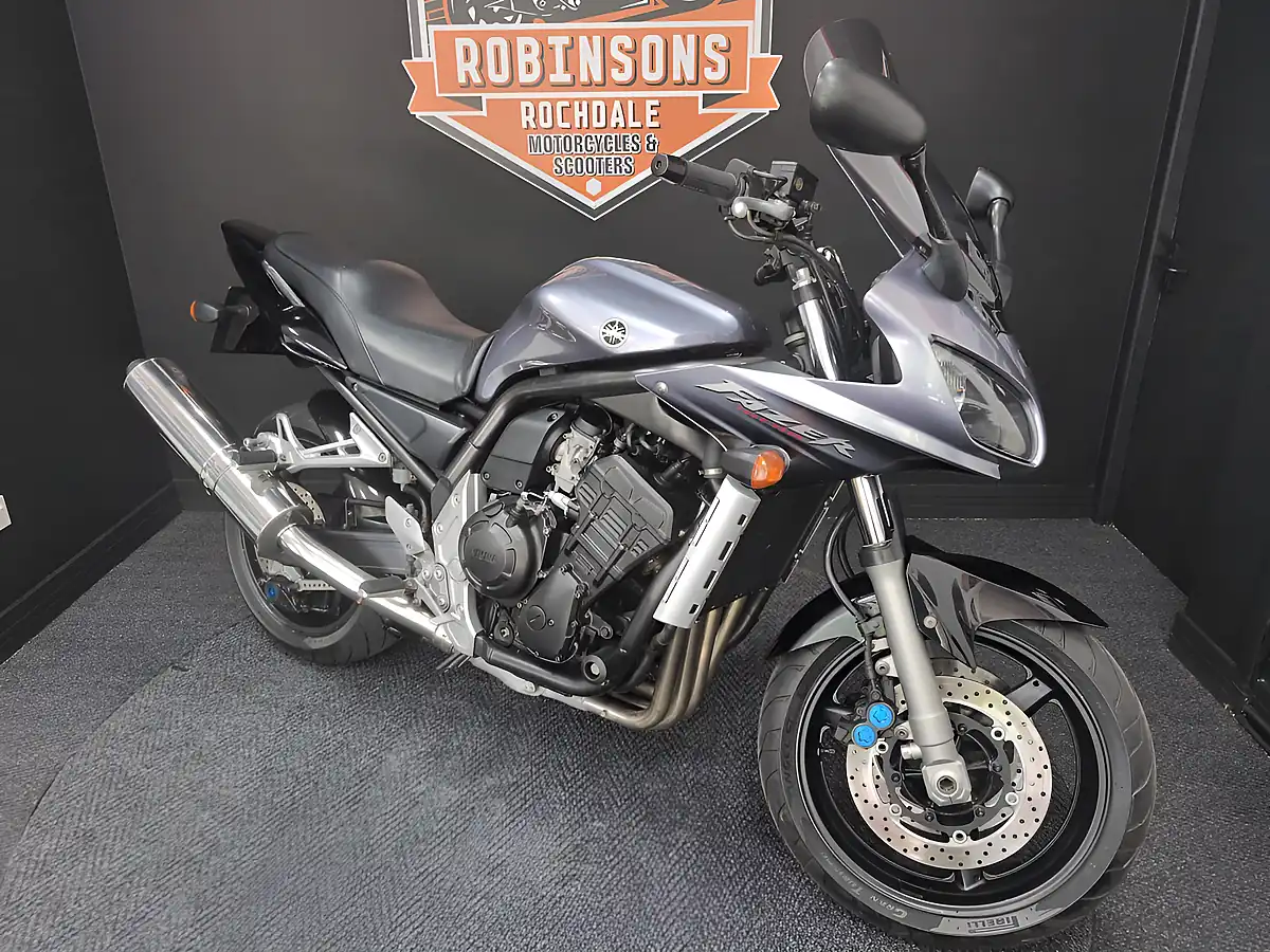 Used 2004 Yamaha Fzs 1000 Silver - Interior and Exterior details 4