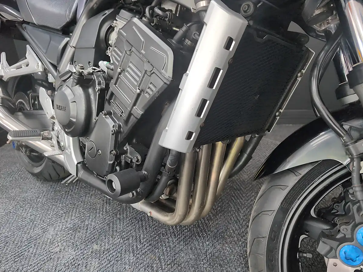 Used 2004 Yamaha Fzs 1000 Silver - Interior and Exterior details 5