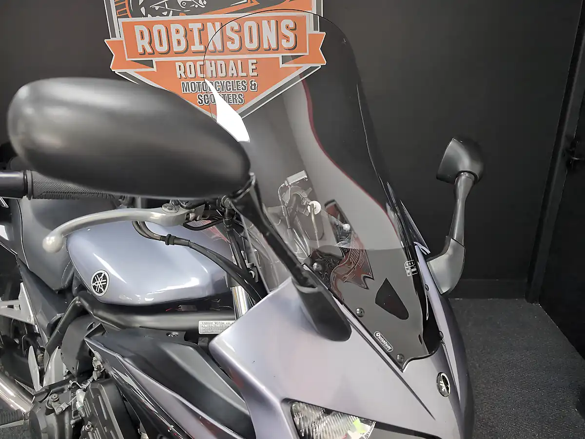 Used 2004 Yamaha Fzs 1000 Silver - Interior and Exterior details 6