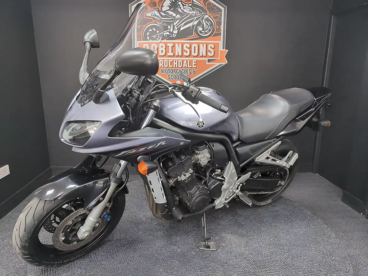 Used 2004 Yamaha Fzs 1000 Silver - Interior and Exterior details 7