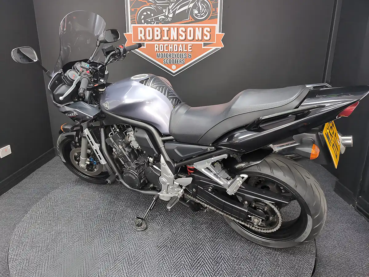 Used 2004 Yamaha Fzs 1000 Silver - Interior and Exterior details 9