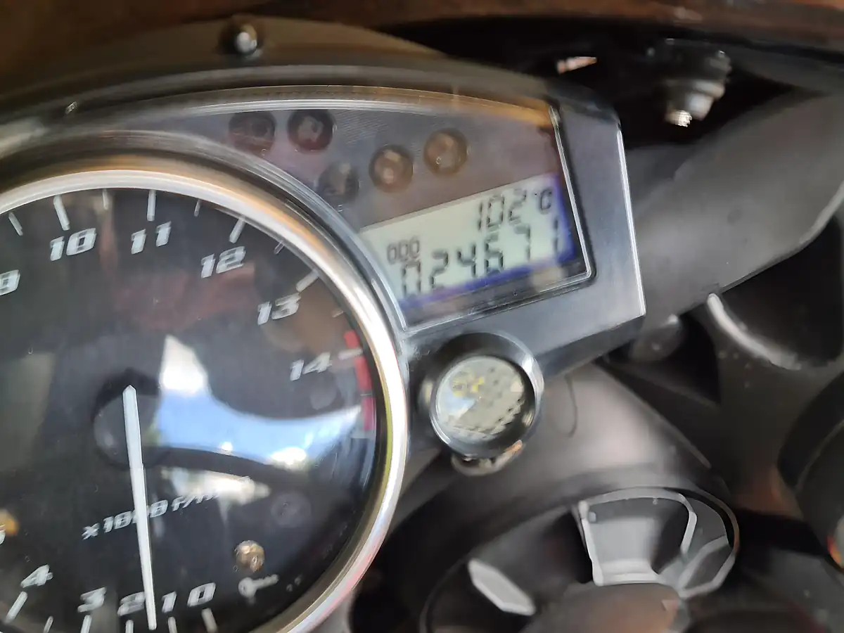 Used 2004 Yamaha R1 5VY Red - Interior and Exterior details 16