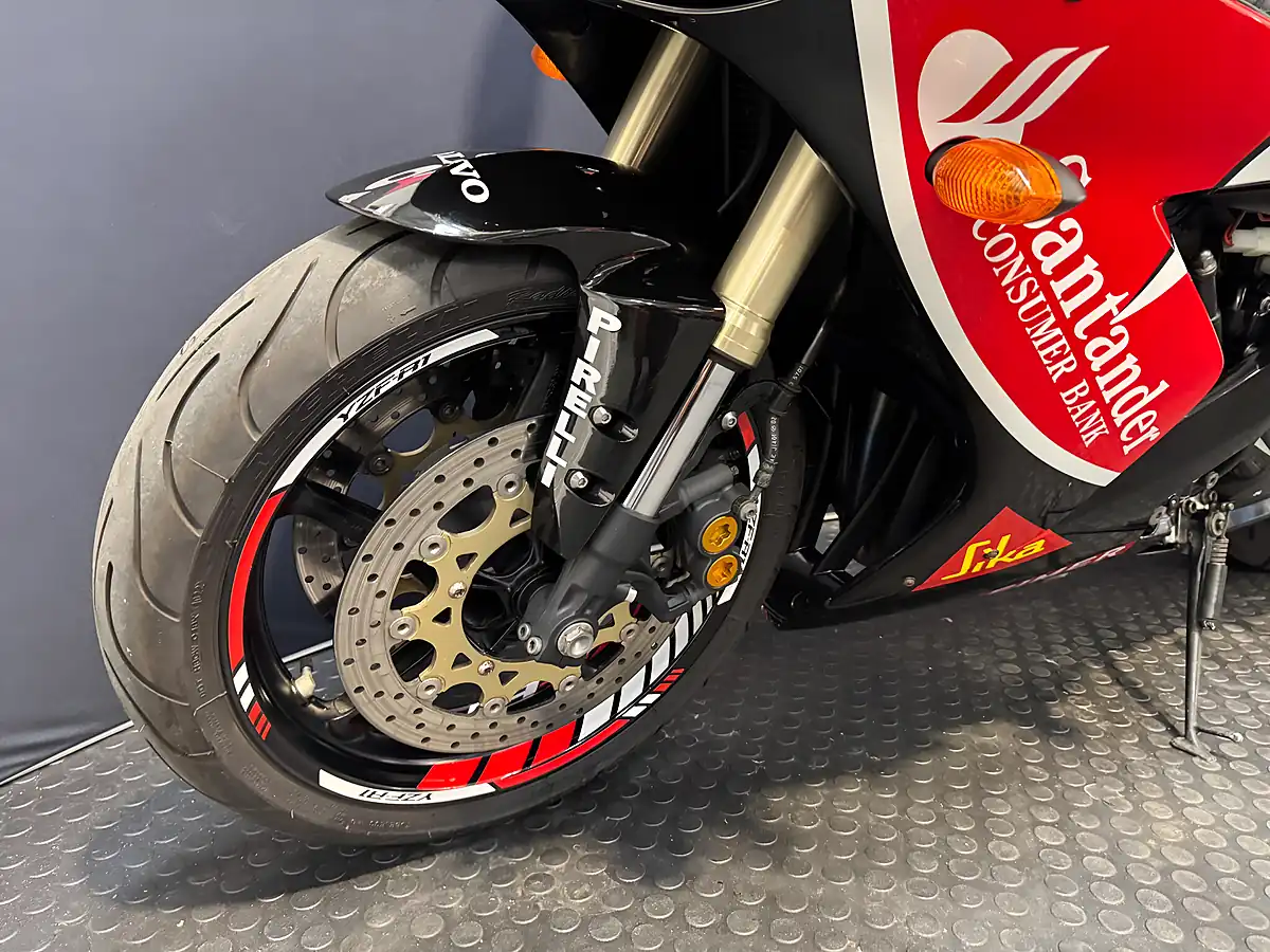 Used 2004 Yamaha R1 - Interior and Exterior details 17
