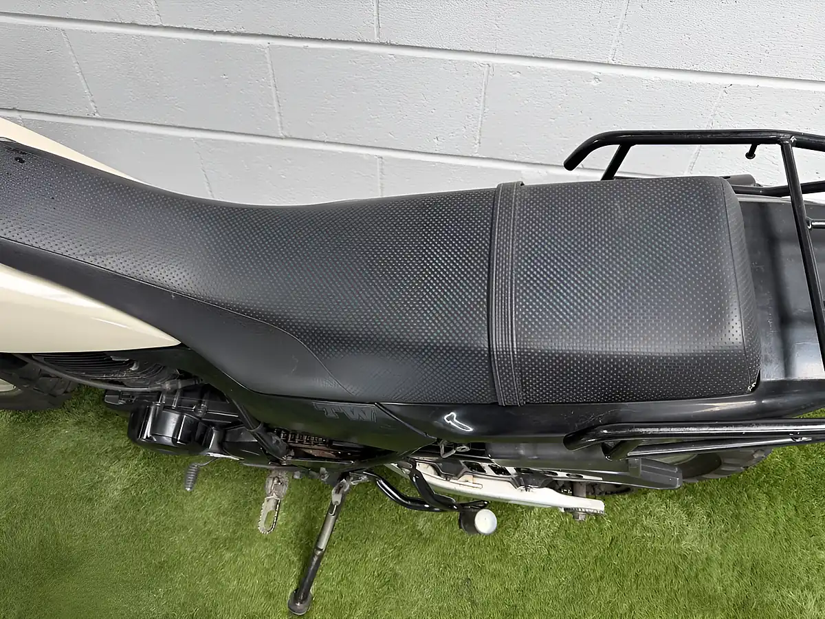 Used 2004 Yamaha TW225 Pearl White - Interior and Exterior details 18