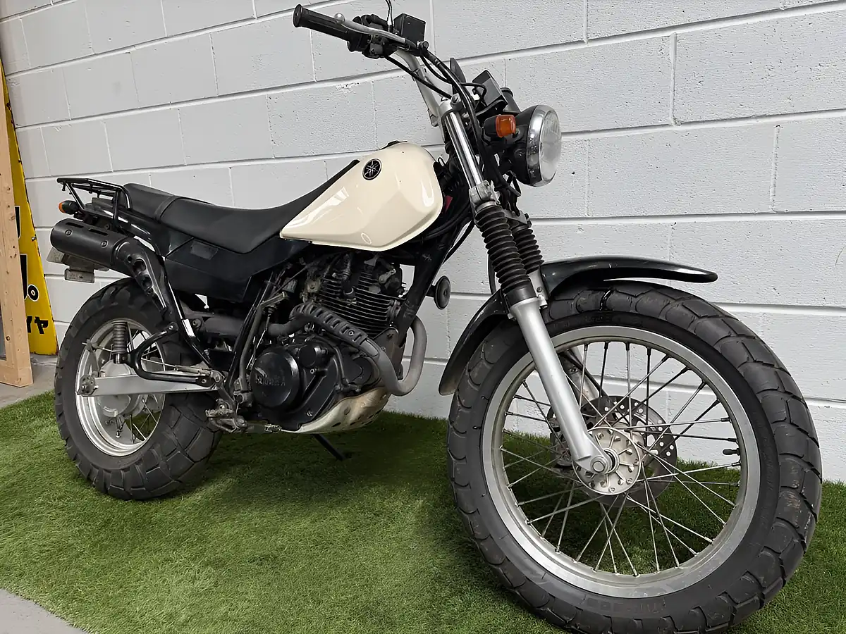 Used 2004 Yamaha TW225 Pearl White - Interior and Exterior details 3