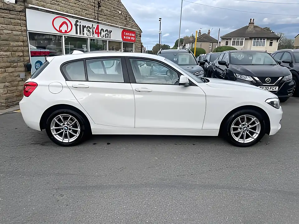 Used 2005 BMW 1 Series Se Business White - Interior and Exterior details 4