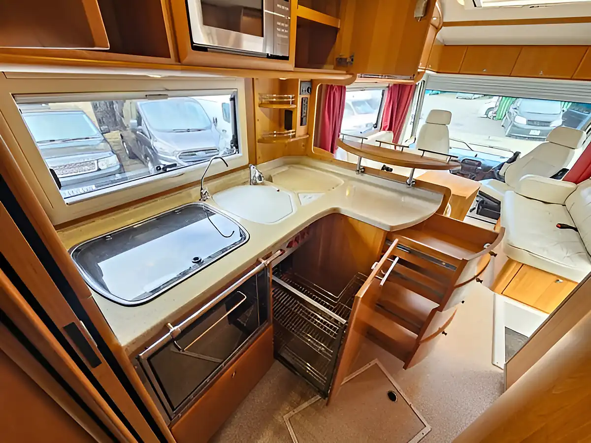 Used 2005 Concorde Charisma 880L White - Interior and Exterior details 10