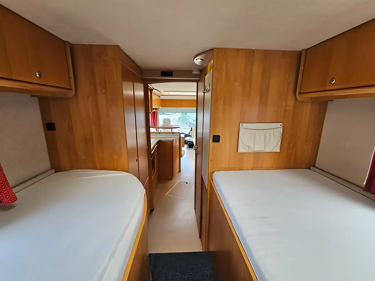 Used 2005 Concorde Charisma 880L White - Interior and Exterior details 12