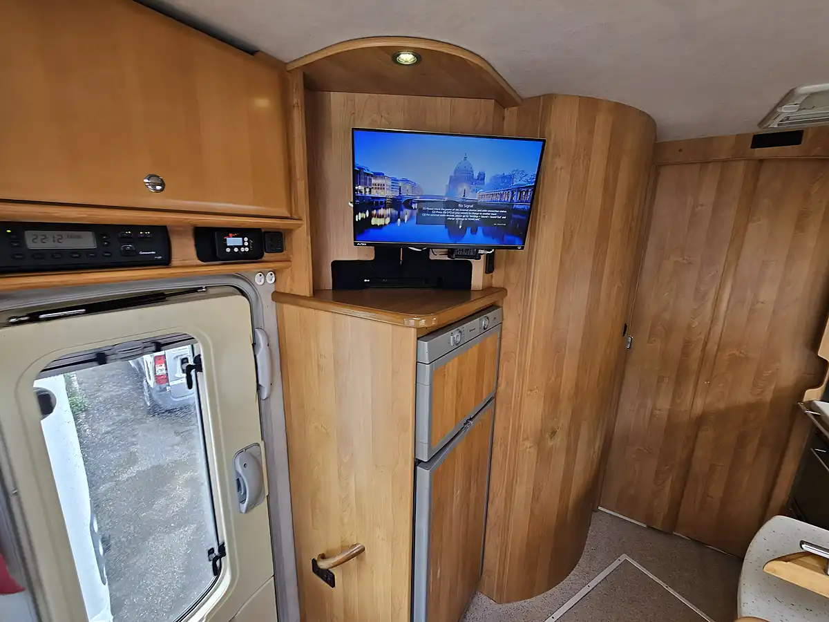 Used 2005 Concorde Charisma 880L White - Interior and Exterior details 4