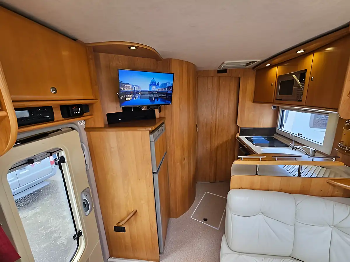 Used 2005 Concorde Charisma 880L White - Interior and Exterior details 7