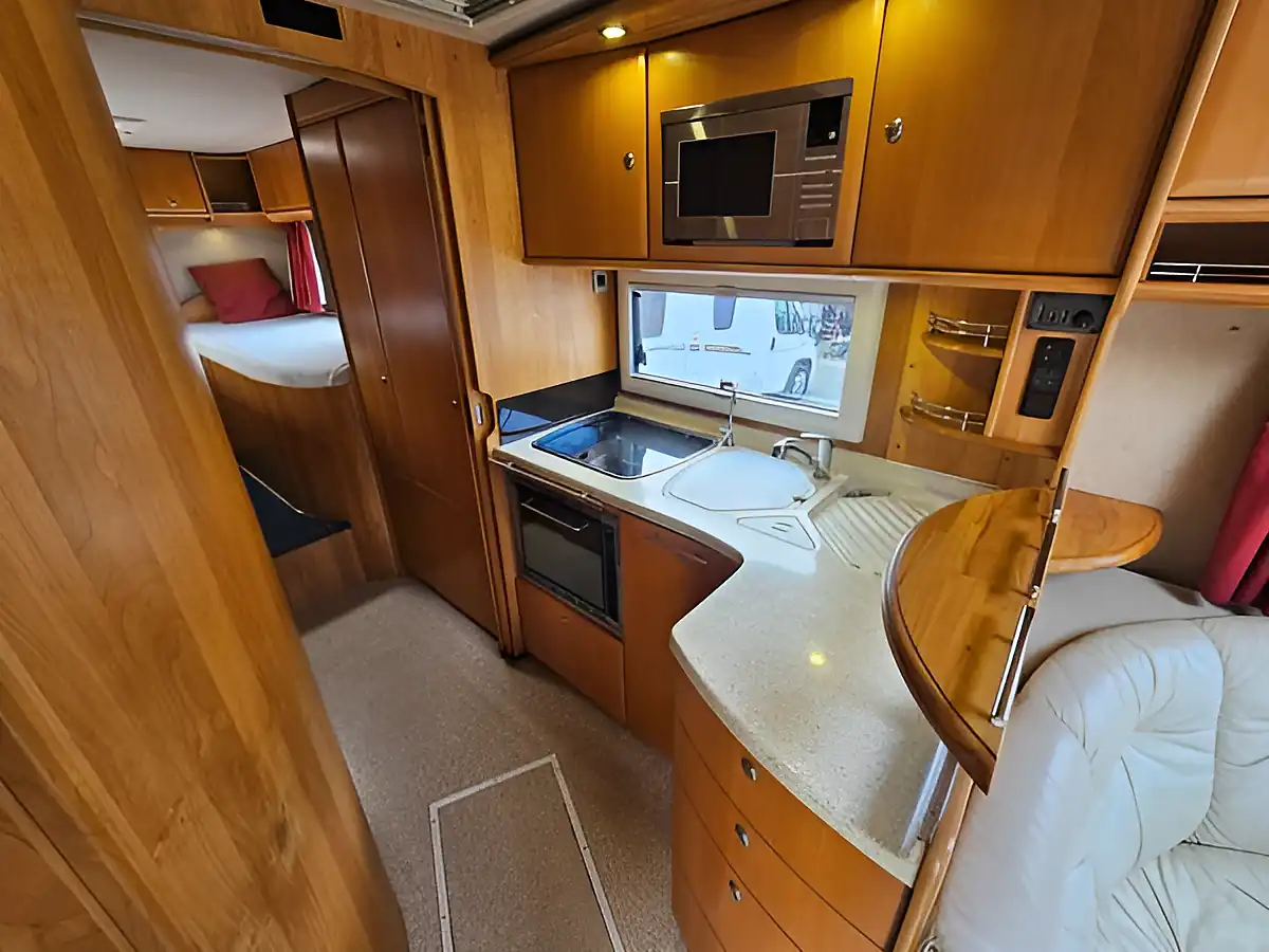 Used 2005 Concorde Charisma 880L White - Interior and Exterior details 8