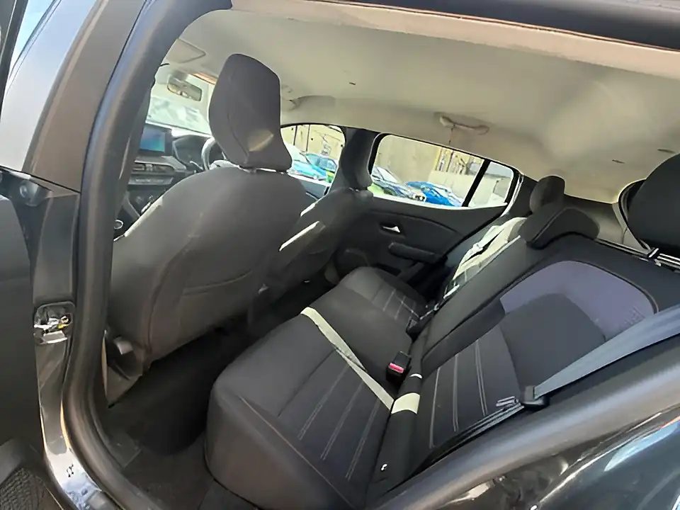 Used 2005 Dacia Sandero Stepway Comfort Grey - Interior and Exterior details 10