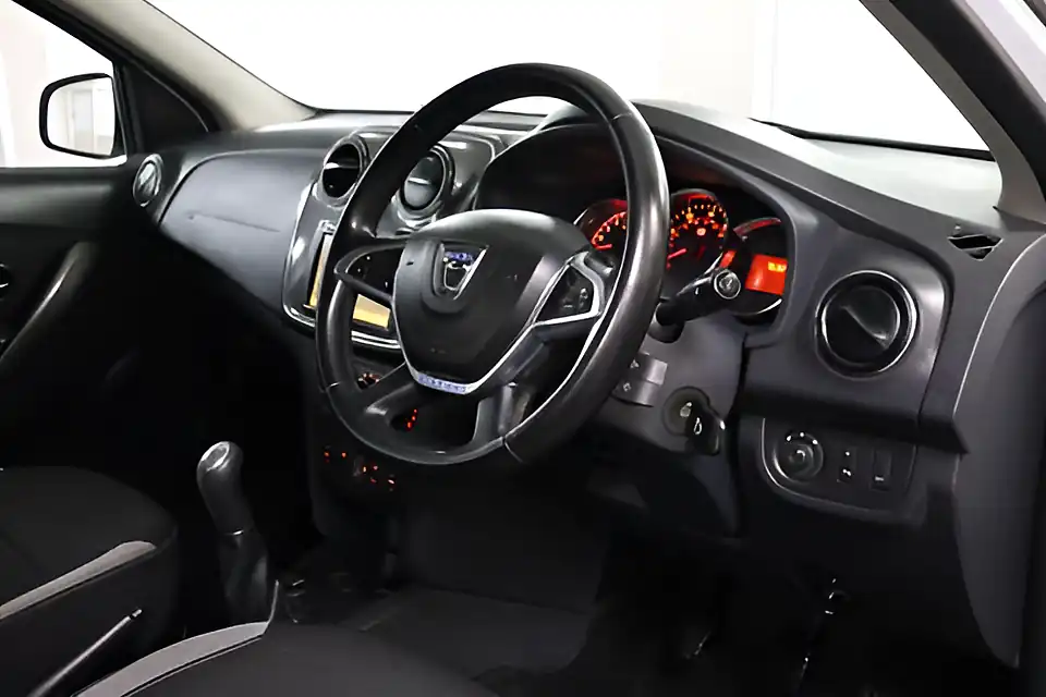 Used 2005 Dacia Sandero Stepway Comfort White - Interior and Exterior details 11