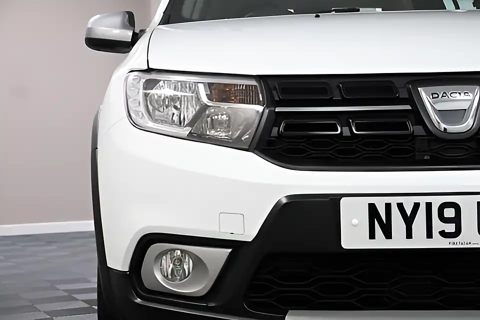 Used 2005 Dacia Sandero Stepway Comfort White - Interior and Exterior details 15