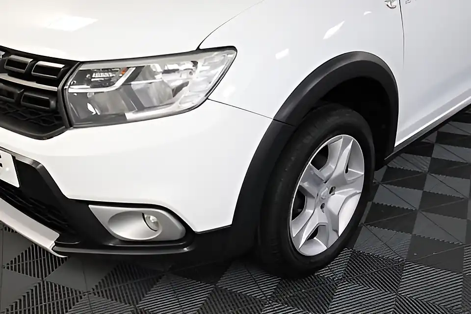 Used 2005 Dacia Sandero Stepway Comfort White - Interior and Exterior details 16