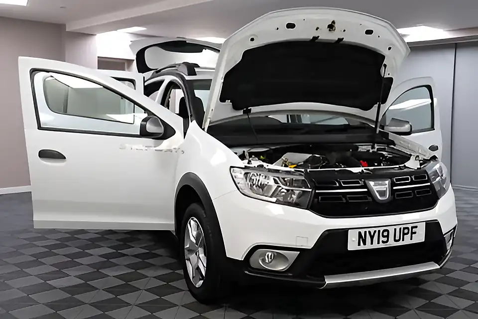 Used 2005 Dacia Sandero Stepway Comfort White - Interior and Exterior details 2