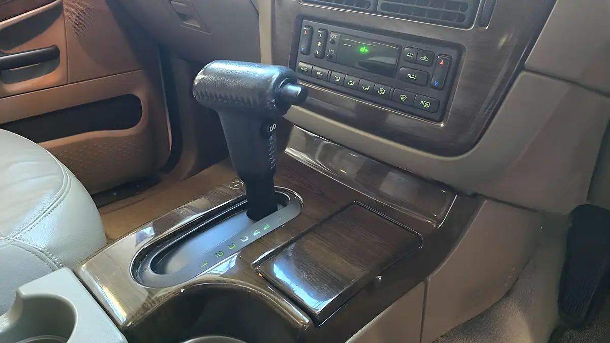 Used 2005 Ford Explorer Eddie Bauer White - Interior and Exterior details 7