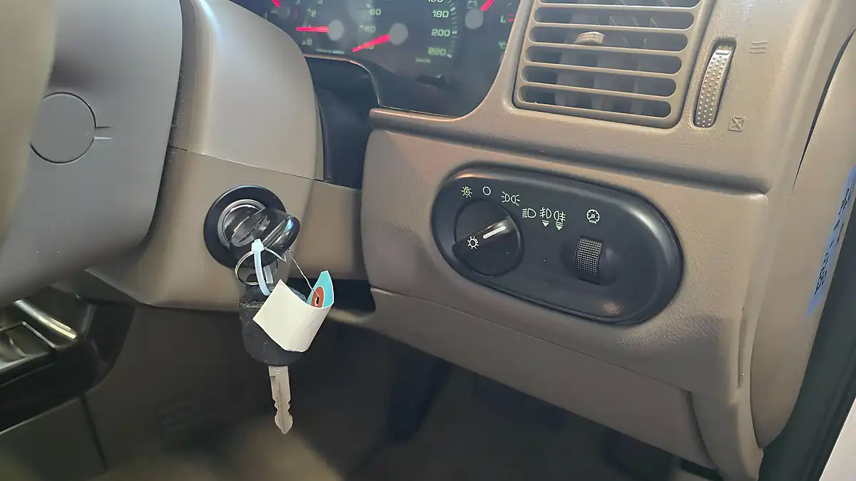 Used 2005 Ford Explorer Eddie Bauer White - Interior and Exterior details 9