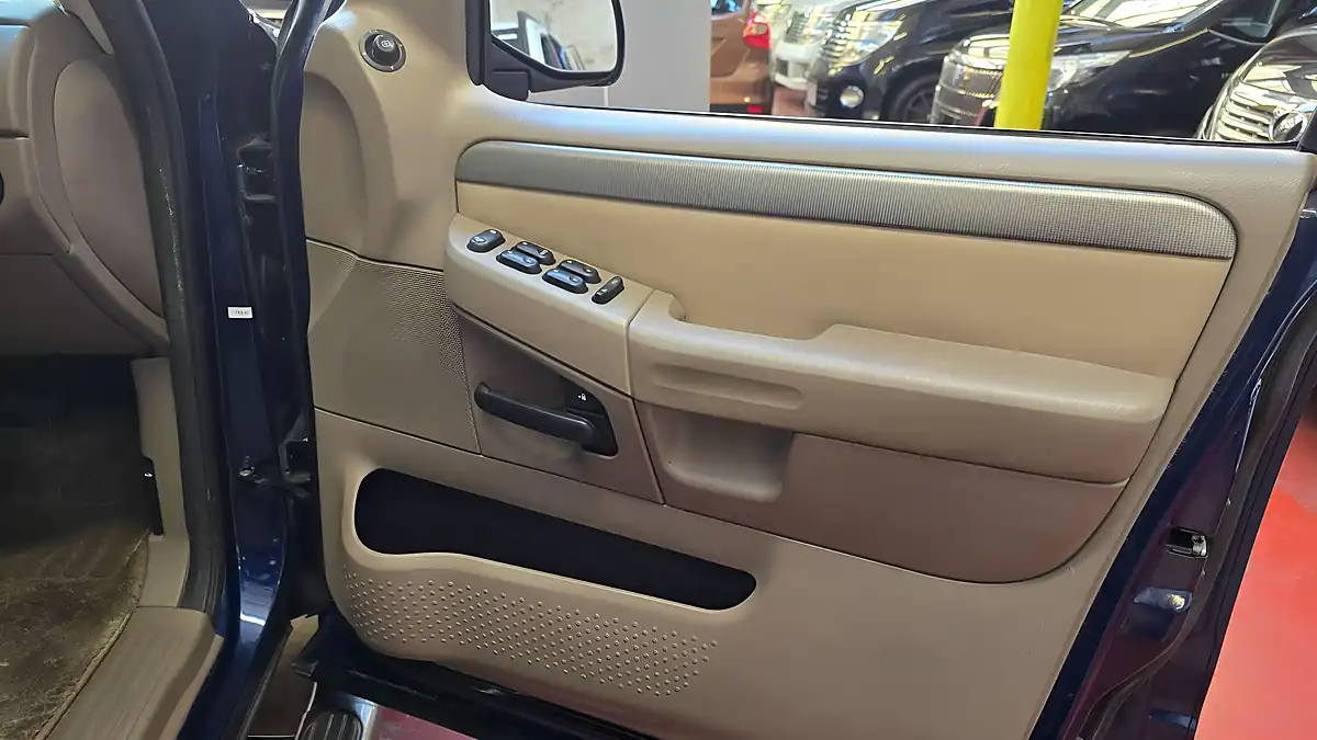 Used 2005 Ford Explorer Xlt 7 Seats Leather Blue - Interior and Exterior details 11