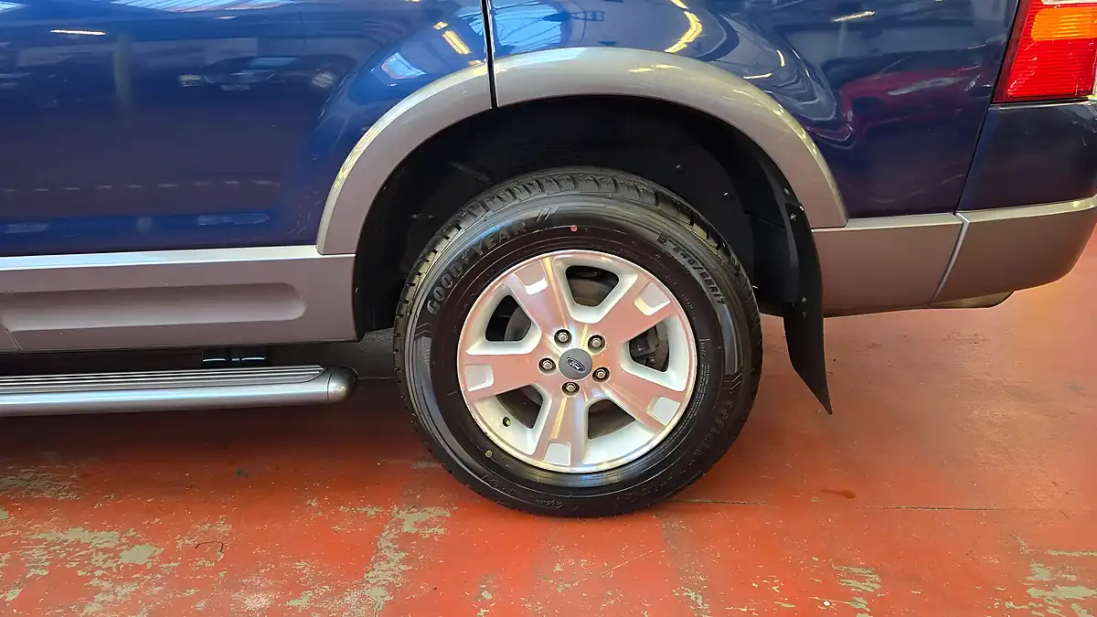 Used 2005 Ford Explorer Xlt 7 Seats Leather Blue - Interior and Exterior details 20