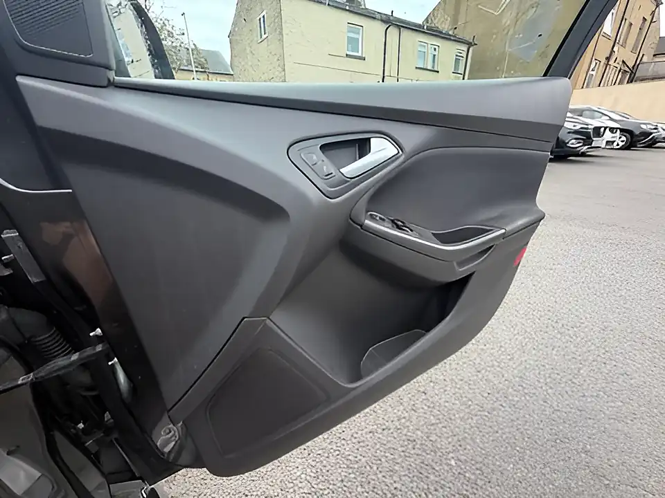 Used 2005 Ford Focus ST-Line Grey - Interior and Exterior details 15