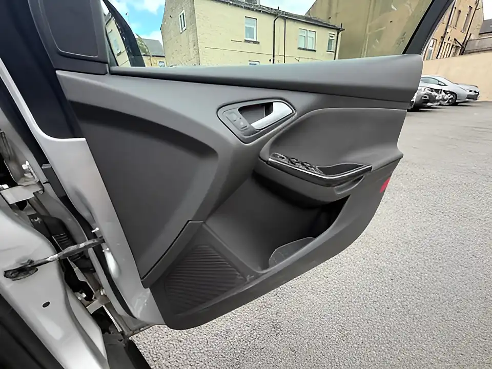 Used 2005 Ford Focus Titanium Silver - Interior and Exterior details 13