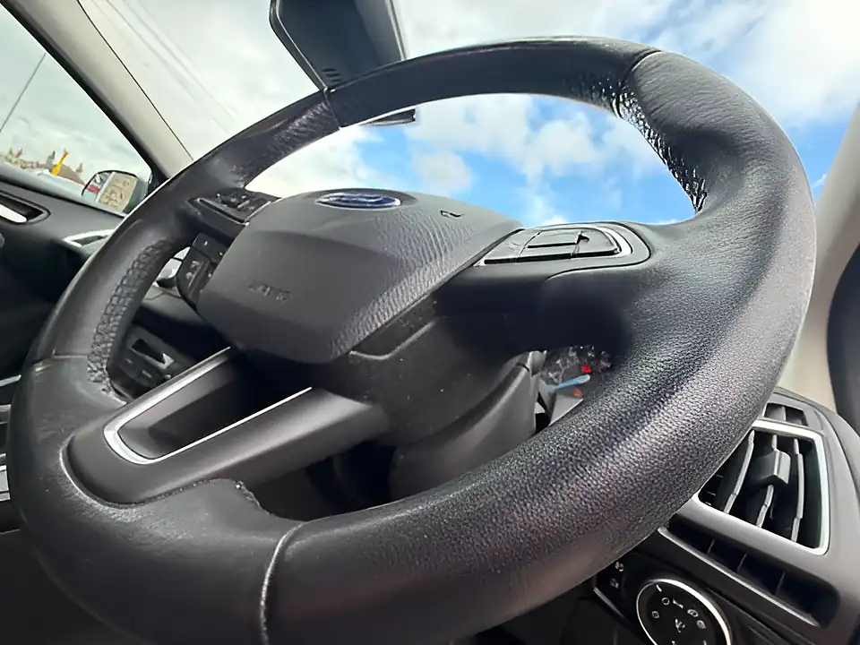 Used 2005 Ford Focus Titanium Silver - Interior and Exterior details 16
