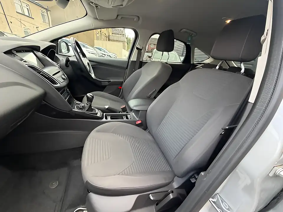 Used 2005 Ford Focus Titanium Silver - Interior and Exterior details 17
