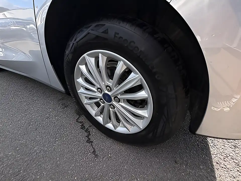 Used 2005 Ford Focus Titanium Silver - Interior and Exterior details 8