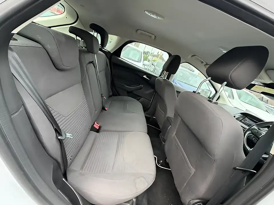 Used 2005 Ford Focus Titanium White - Interior and Exterior details 10