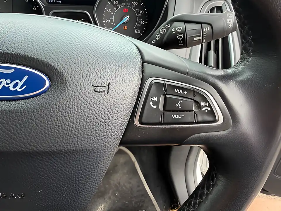 Used 2005 Ford Focus Titanium White - Interior and Exterior details 12