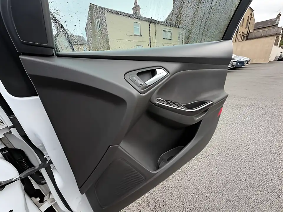 Used 2005 Ford Focus Titanium White - Interior and Exterior details 13