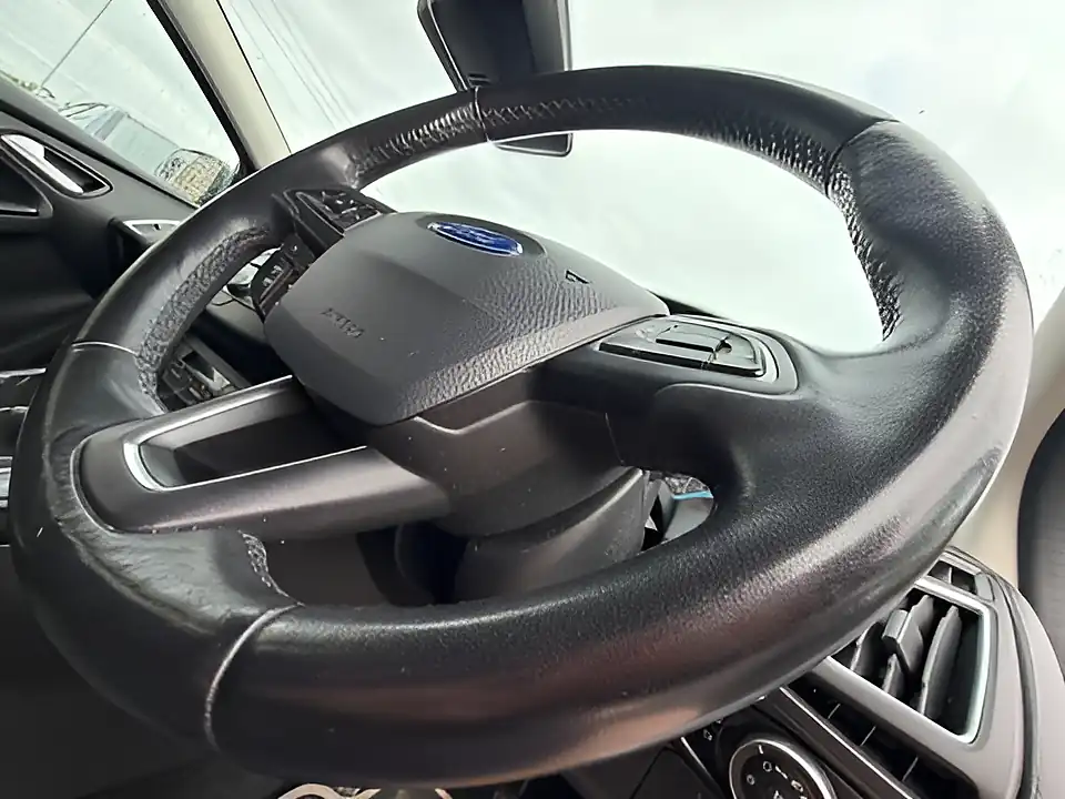 Used 2005 Ford Focus Titanium White - Interior and Exterior details 15