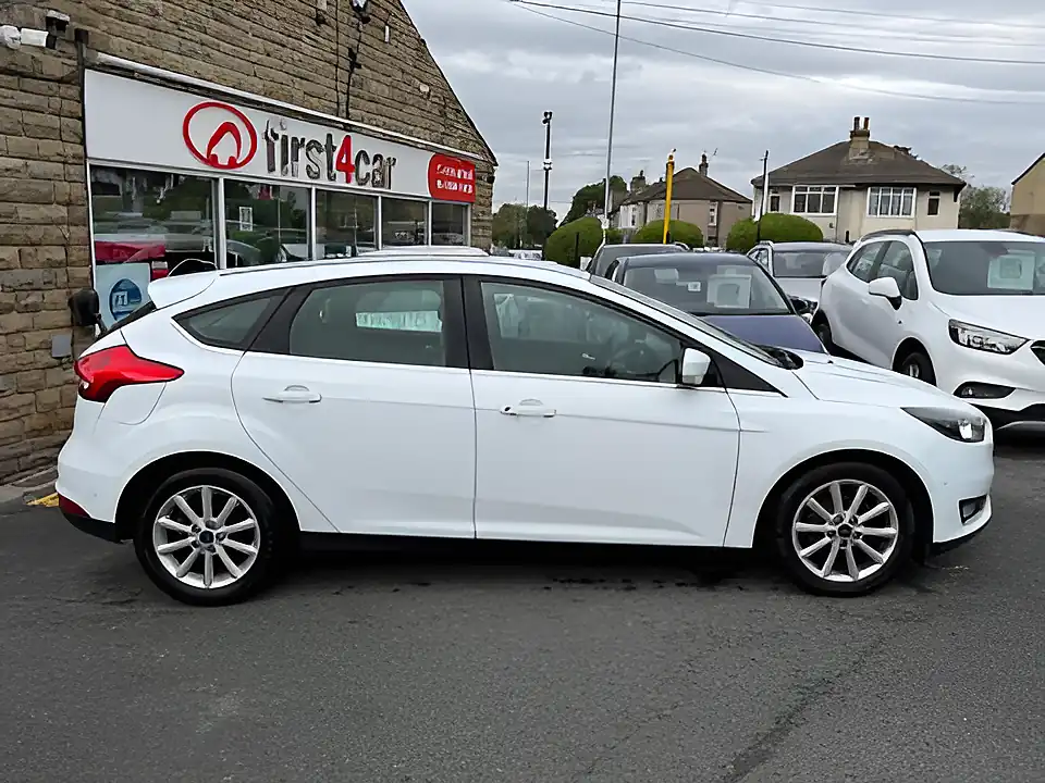 Used 2005 Ford Focus Titanium White - Interior and Exterior details 6