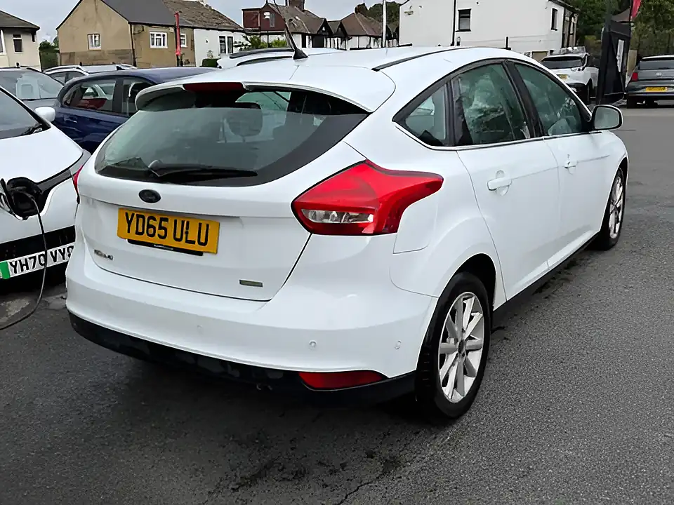 Used 2005 Ford Focus Titanium White - Interior and Exterior details 7