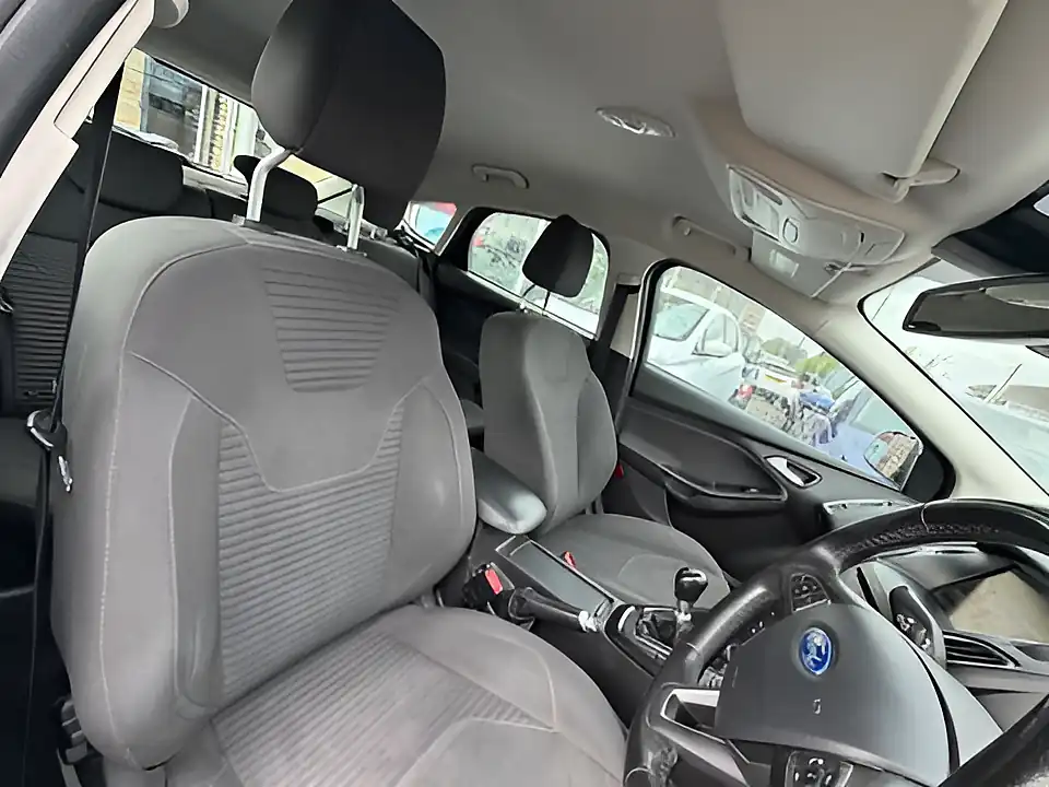 Used 2005 Ford Focus Titanium White - Interior and Exterior details 9