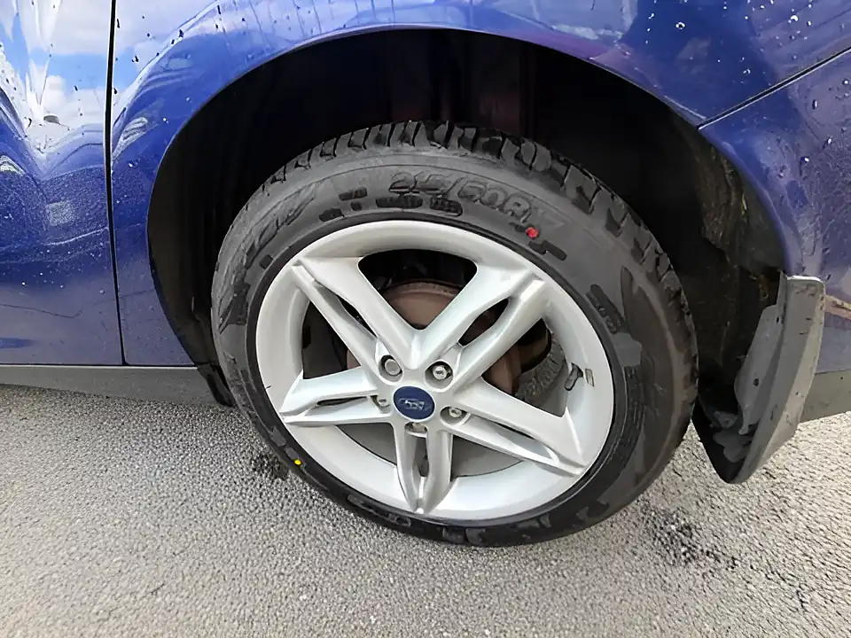 Used 2005 Ford Focus Zetec Blue - Interior and Exterior details 12