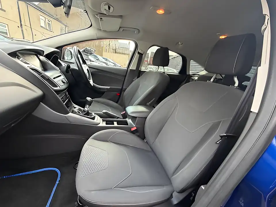 Used 2005 Ford Focus Zetec Blue - Interior and Exterior details 14
