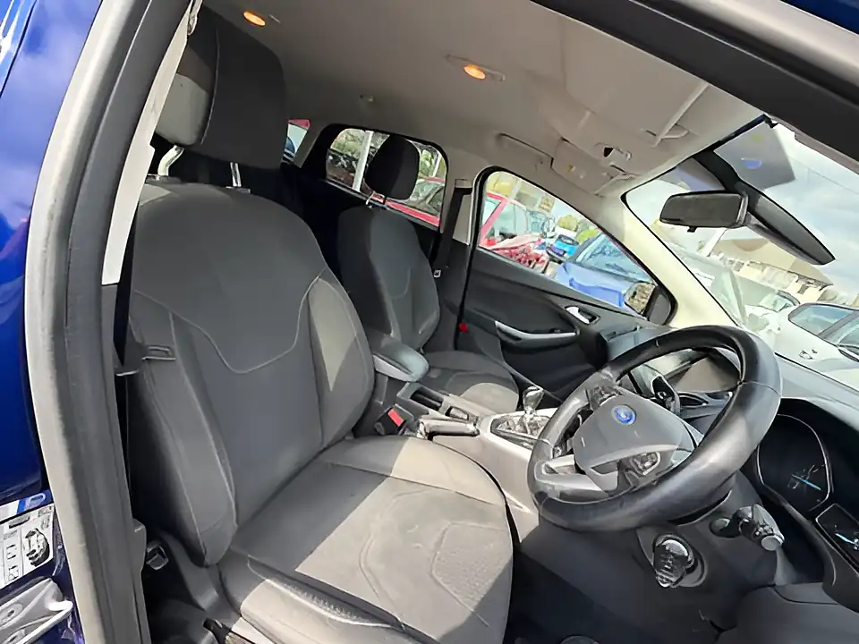 Used 2005 Ford Focus Zetec Blue - Interior and Exterior details 8