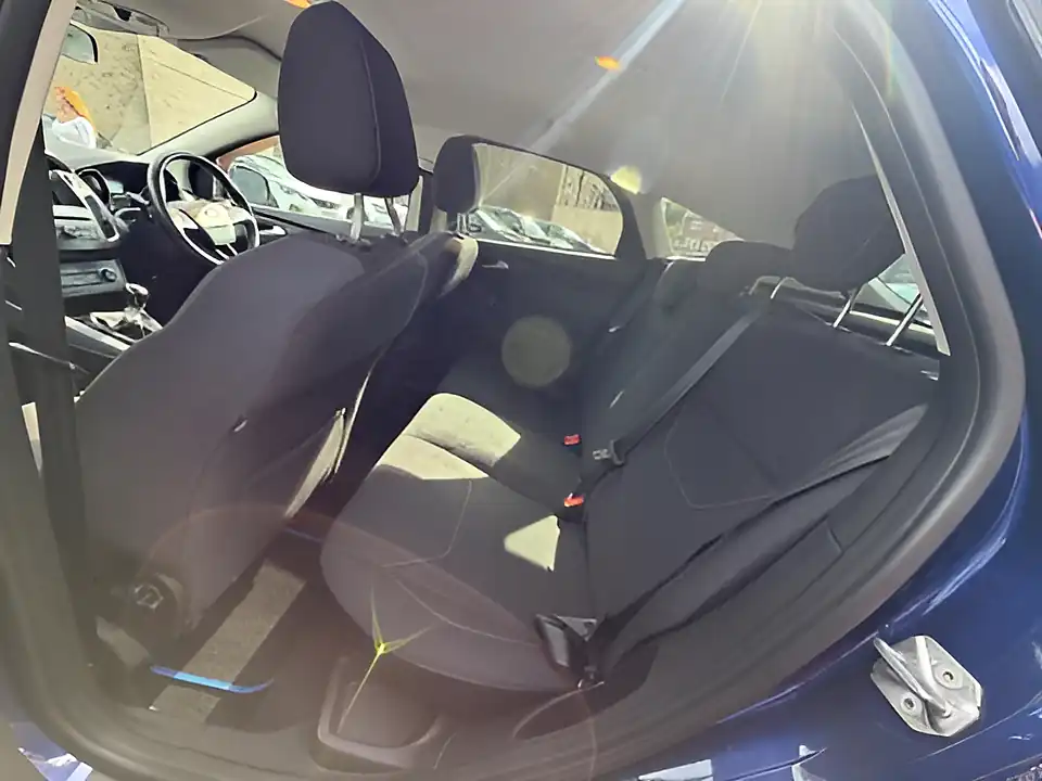 Used 2005 Ford Focus Zetec Blue - Interior and Exterior details 9