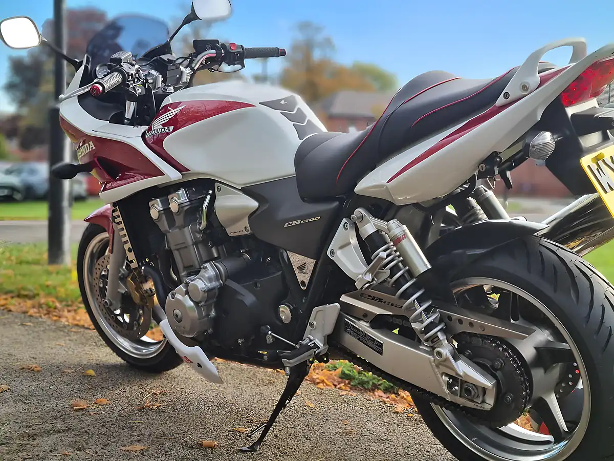 Used 2005 Honda CB1300 CB1300S White - Interior and Exterior details 11